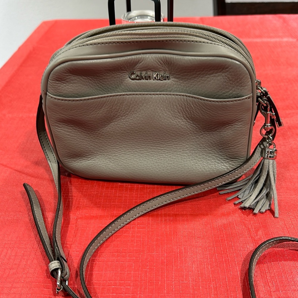 Calvin Klein crossbody in gray